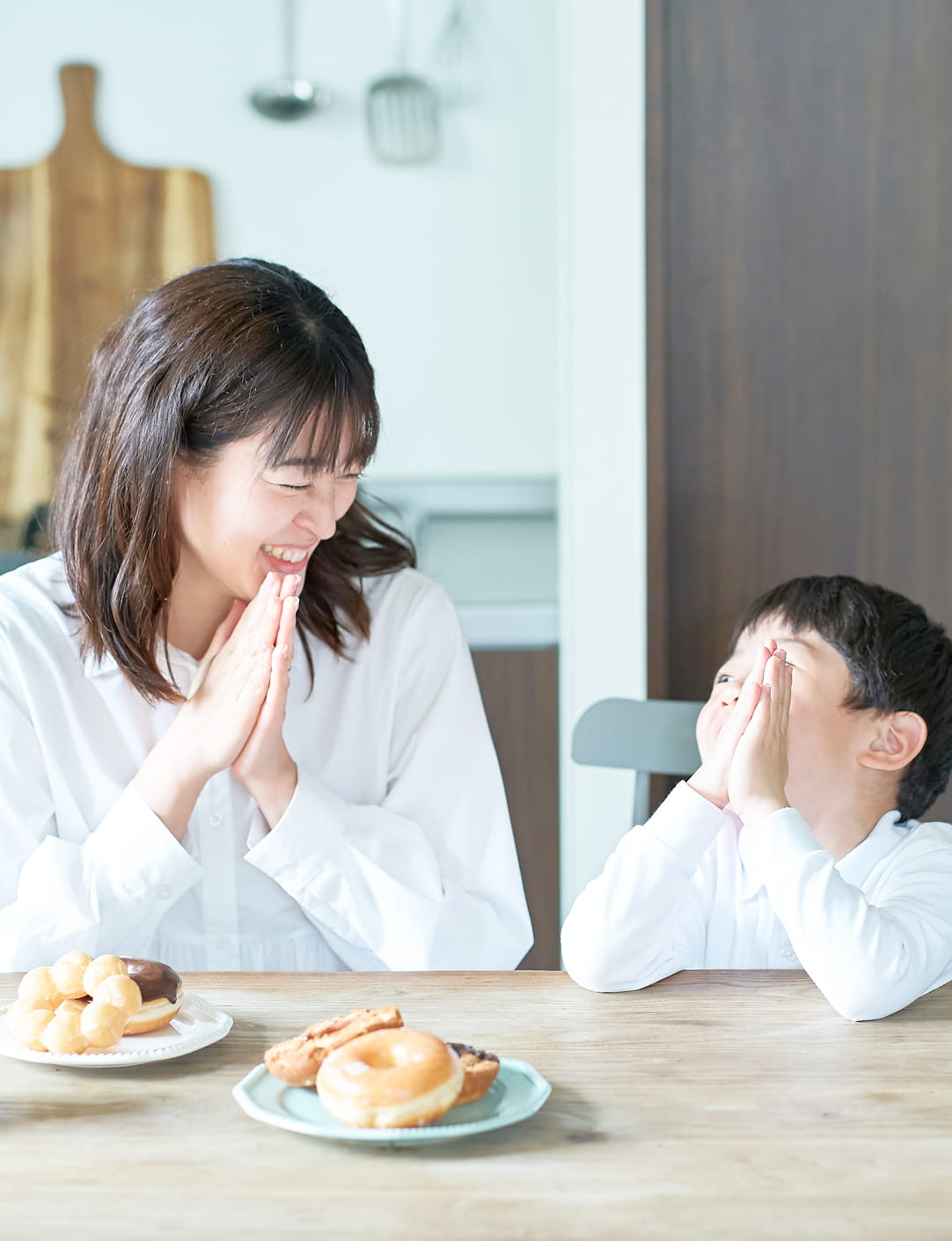 親子でスイーツを食べる様子