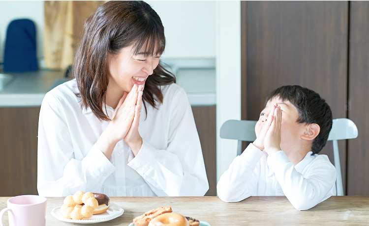 親子でスイーツを食べる様子